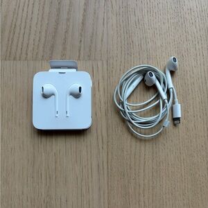 Apple EarPods - Lightning Connector - Bundle of 2
